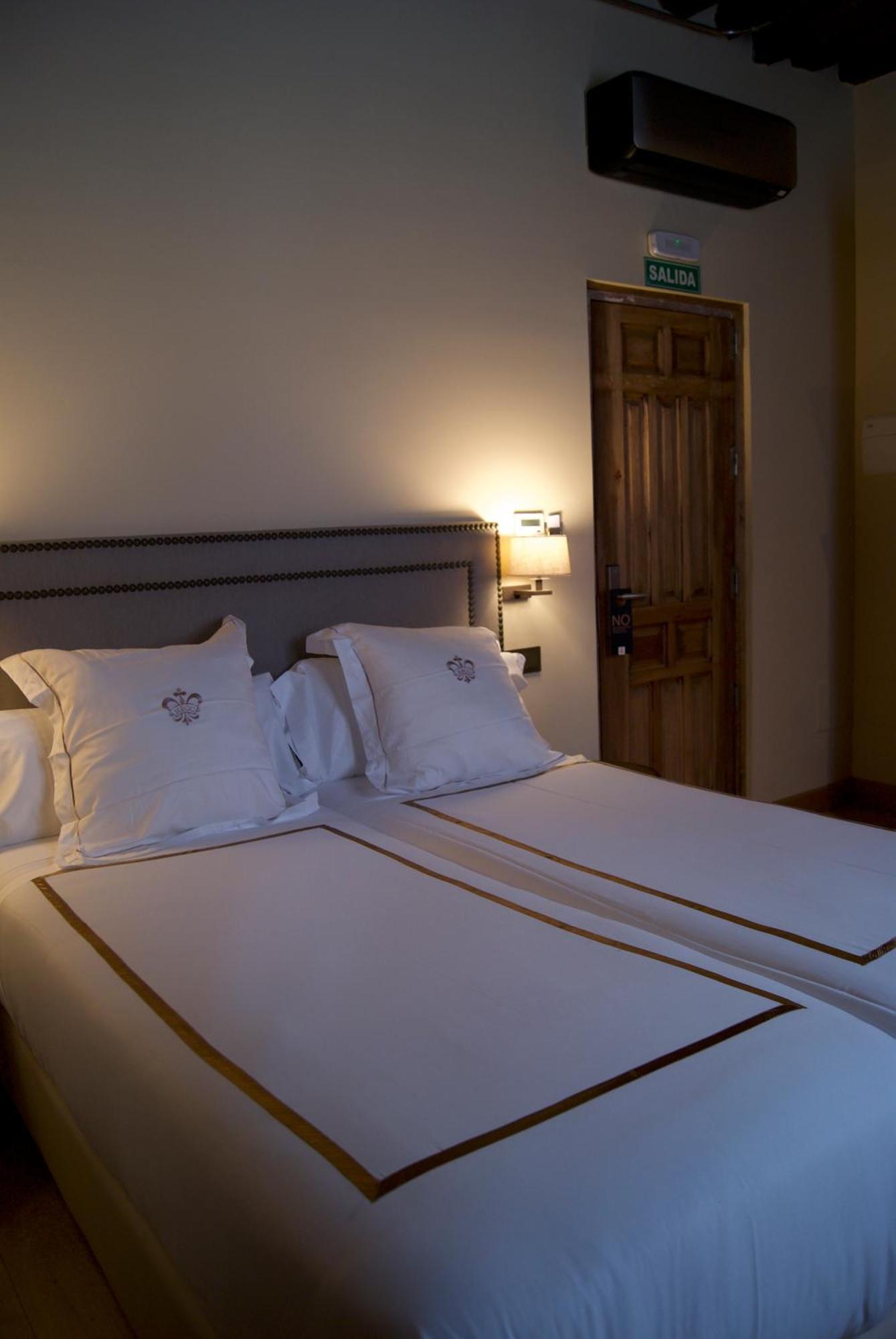 Hotel Boutique Casa Del Comendador นาวาลการ์เนโณ ภายนอก รูปภาพ